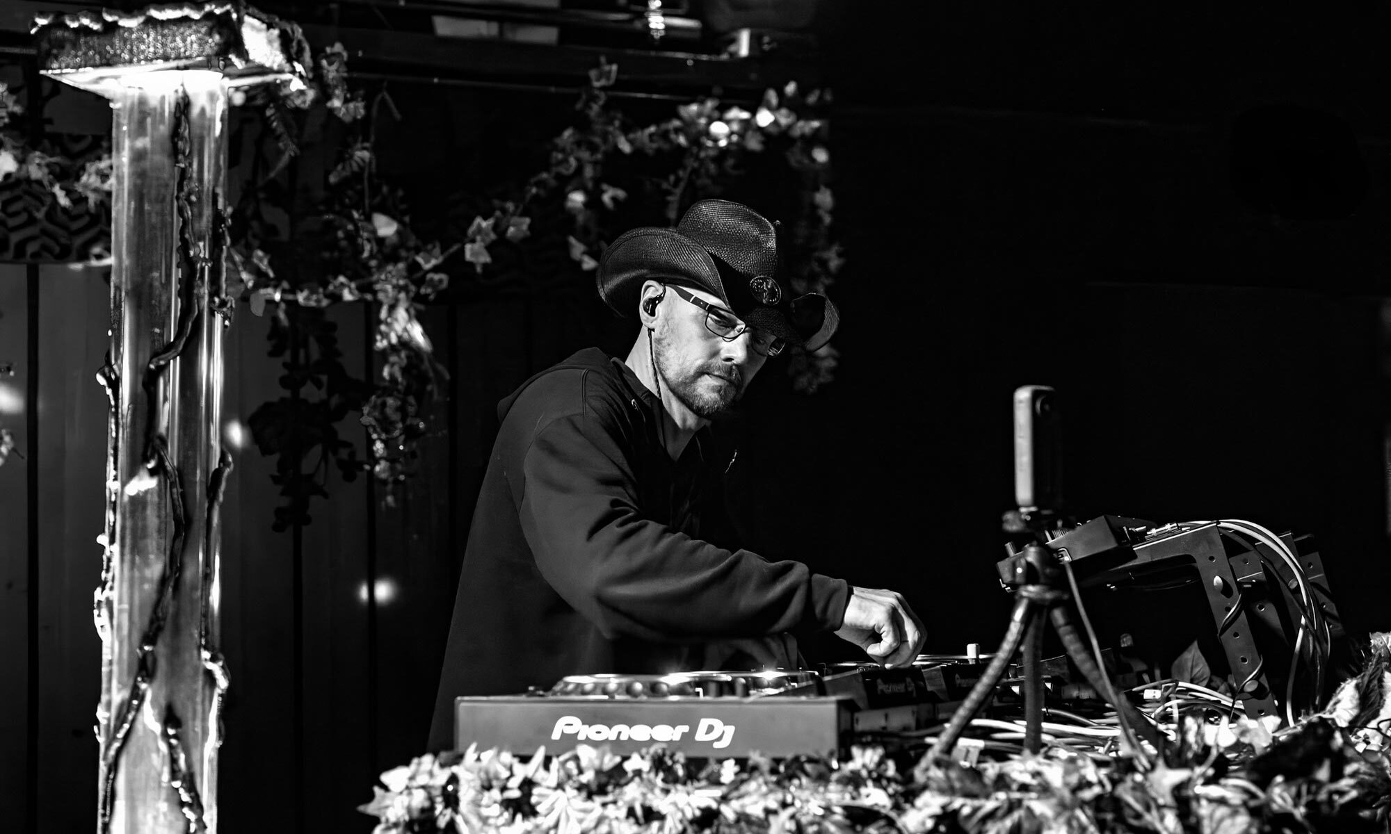 The Idahoan, an Idaho Progressive House DJ/Producer, performing at The Awakening with Discognition - an Underground House Music show in Idaho Falls. This image is being used as a featured image of a blog post about SEO.